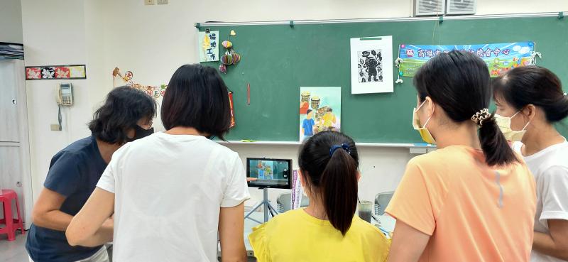 老師讓學員們練習操作平板電腦拍攝圖稿的角度