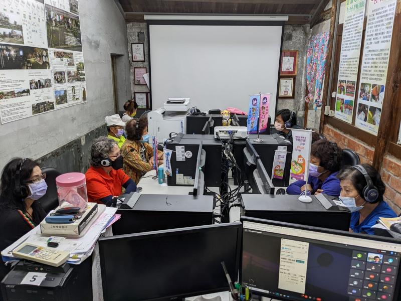 DOC協助社區長輩上線學習