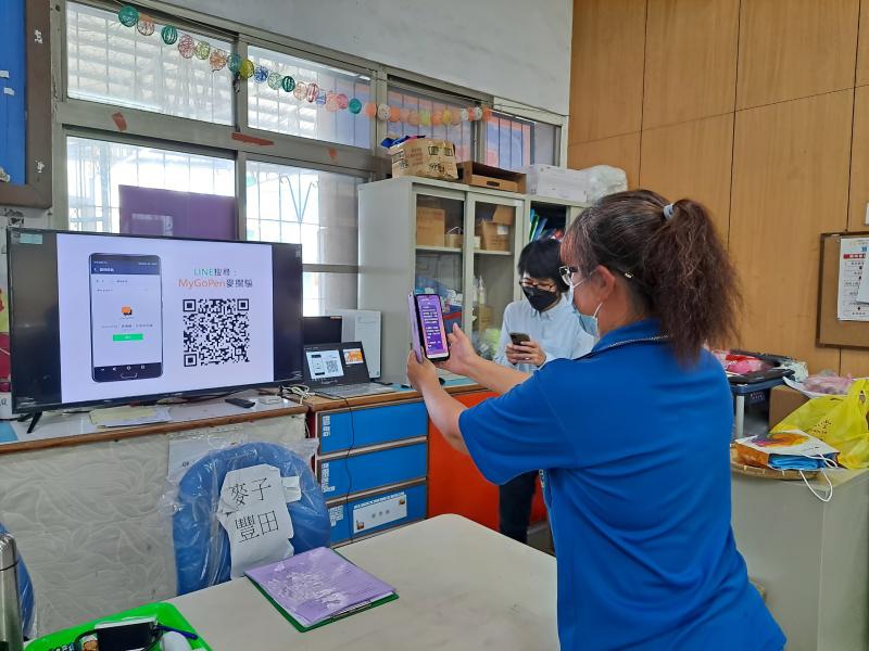 介紹網路訊息、新聞真假的辨識管道，方便長輩受騙。