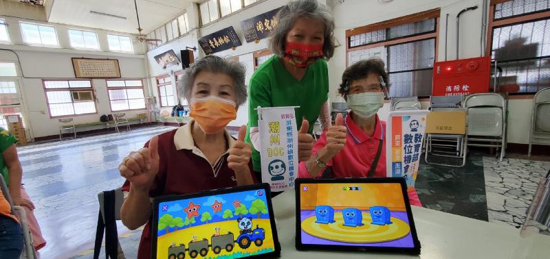 潮州DOC72歲志工月英老師教導新榮社區關懷據點長輩完成-拼貼塗色平板益智遊戲
