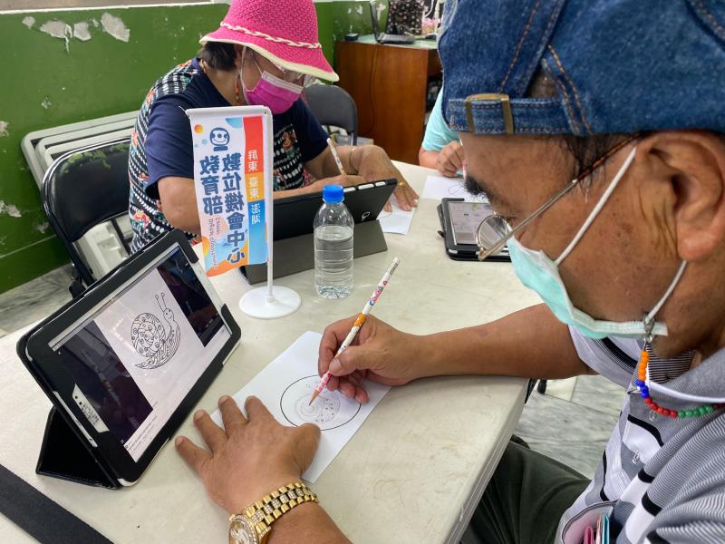 學員看平板畫圖