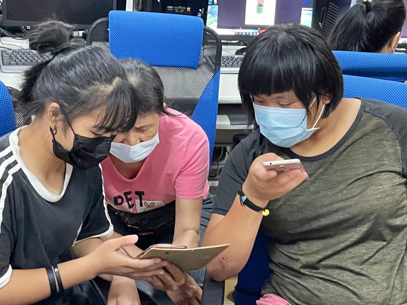年輕學員協助媽媽們，使用line拍貼、線上去背網頁，確保學習進度不落後。