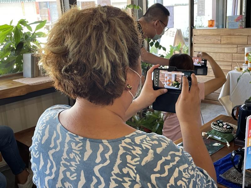 老師指導學生以層次構圖擺飾，拍出誘人可口蜂蜜美感