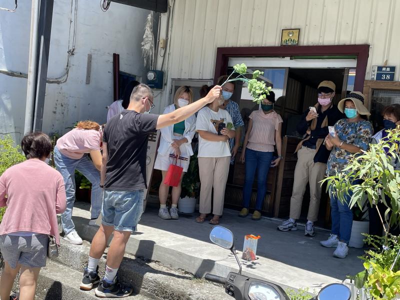 陽光好猛但也檔不住學員學習的熱情，與老師指導構圖拍攝方式