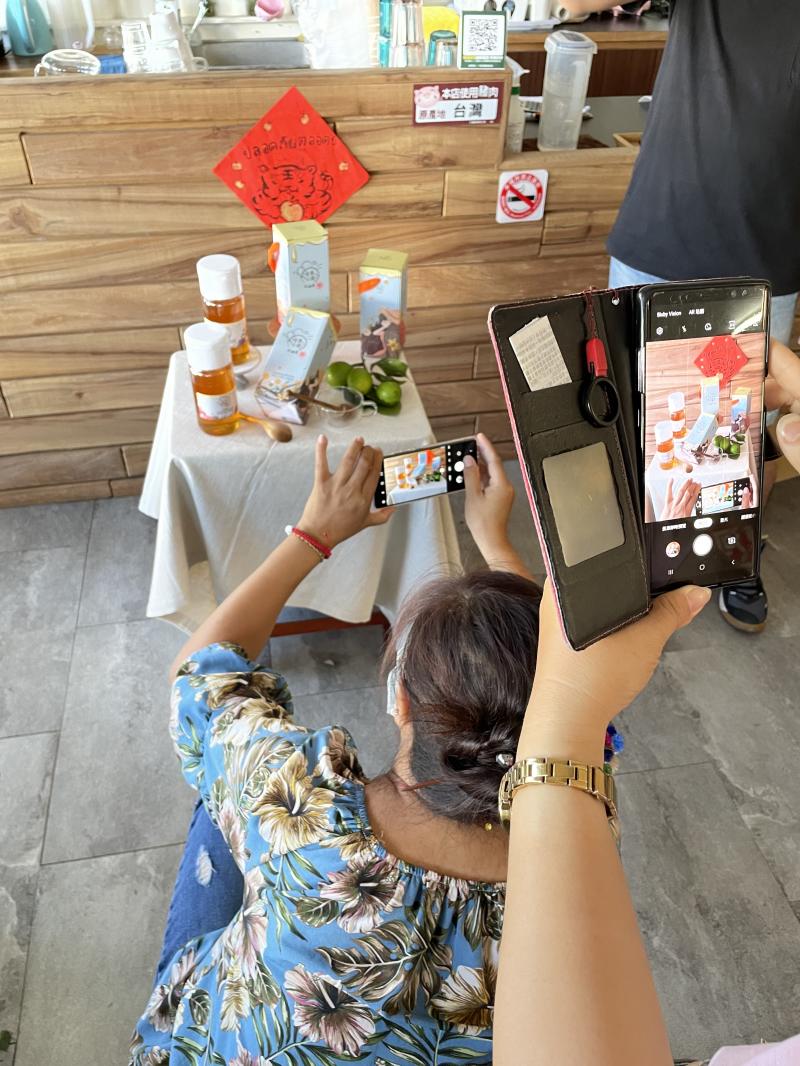 學員跟著老師節奏拍出美的冒泡的作品，在老師指導下不美也難