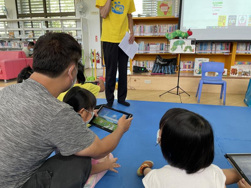 講師帶領家長  一起與孩子學習電子書的操作方式