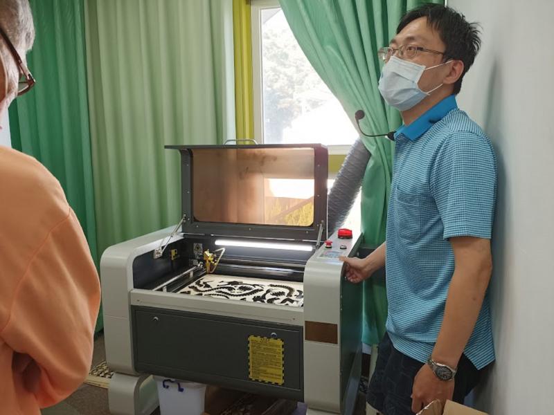 老師展示雷雕雞