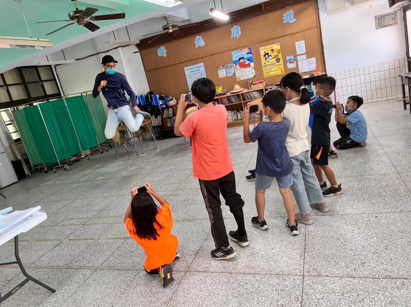 因為外面較熱，老師先在教室讓小朋友練習拍照