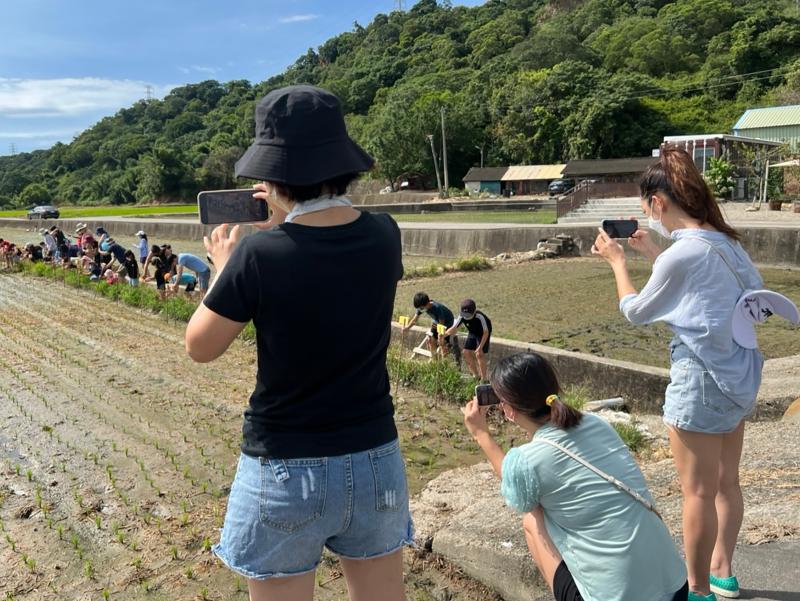 用手機一起紀錄與學習種稻的文化故事