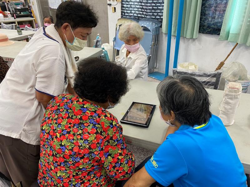 長輩們協力完成拼圖