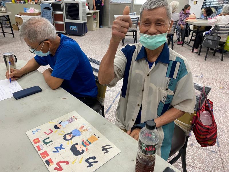 長輩很開心可以獨力完成拼圖
