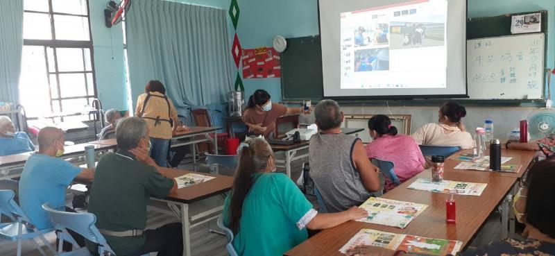 講師正在用手機示範AR.VR的功能