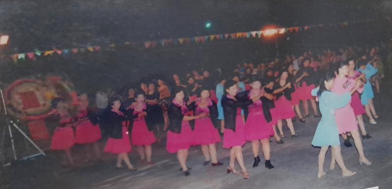 社區舉辦土風舞聯誼晚會，當時場面浩大且人山人海