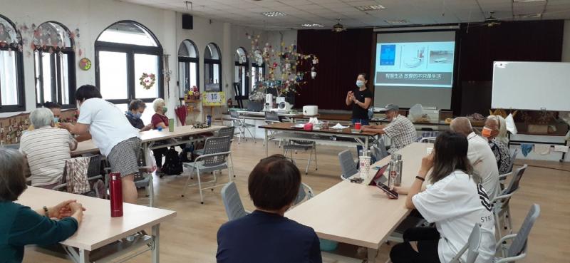 講師說明人工智慧在生活上的應用