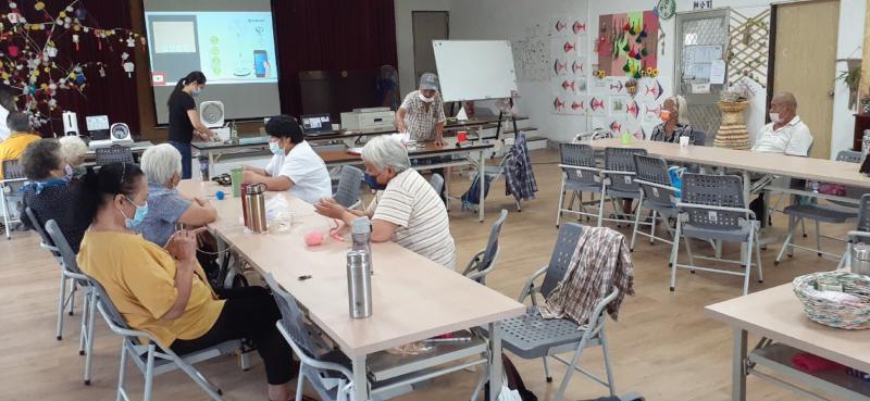 講師正在介紹智慧家電