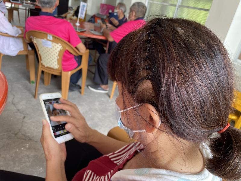 學員下載完APP說:回家要影片將今天製作影片內容，分享給家人。