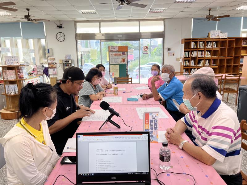 由保力社區發展協會陳美惠理事長，率領工作團隊參與podcast課程。