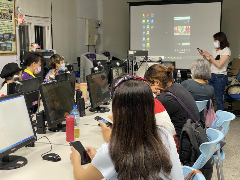 講師利用職人拍攝的影片素材，說明行銷需要的短影片，製作內容與方向。