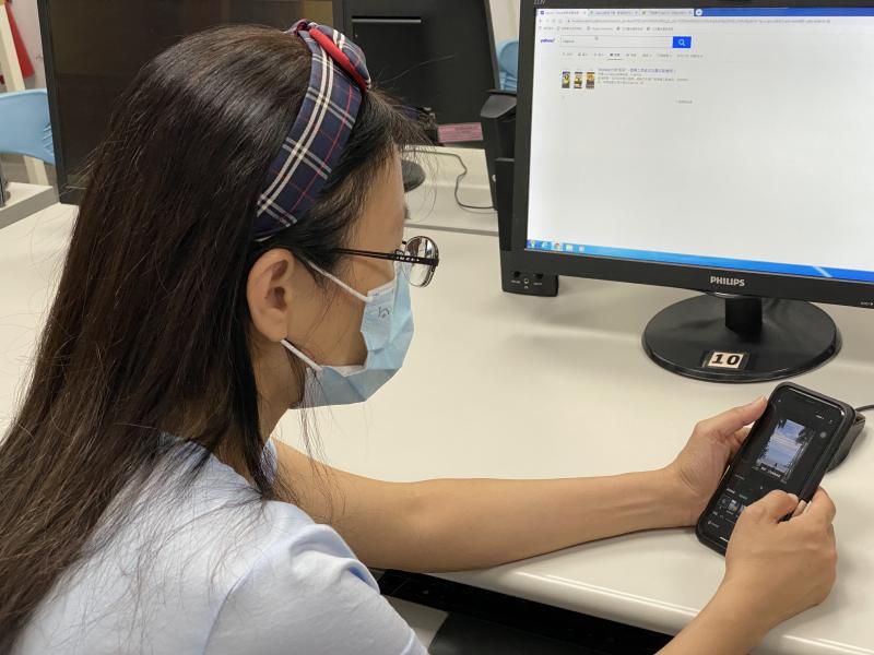 學員於拍攝影片與照片後，透過手機剪輯課程，掌握影片主題，加入影片與照片，剪出行銷影片。