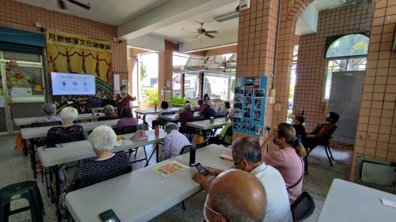 講師正在為學員介紹日常生活中常見的智慧家電