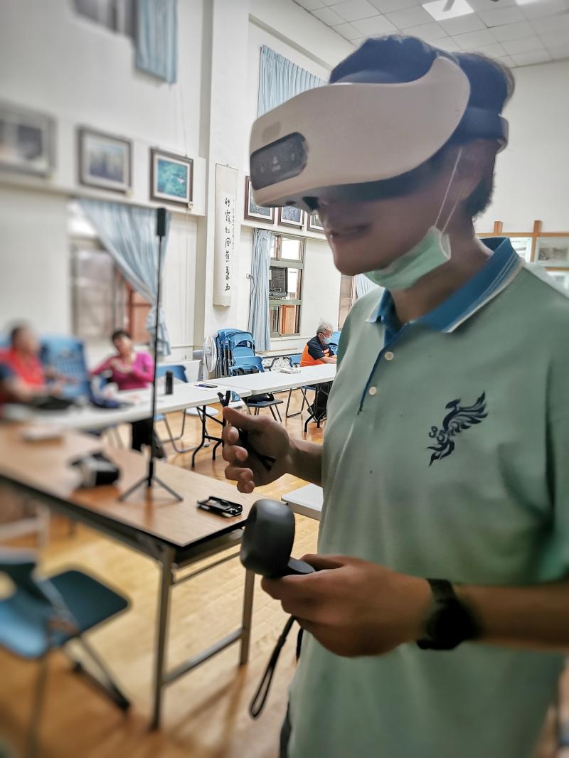 最後一次課程中將大家於上課中所拍攝的素材置入VR平台，並藉由裝置來體驗新型態的導覽