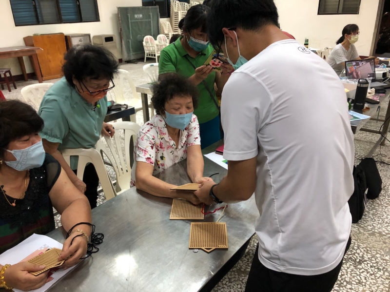 老師示範如何編織