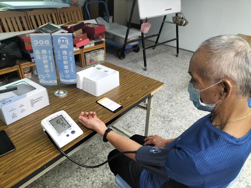 配合手機APP連線血壓計，感受數位化的健康管理。