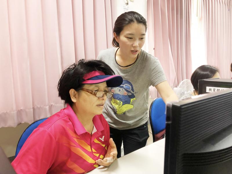 學員使用桌機與手機，同步操作Google 平臺設定。