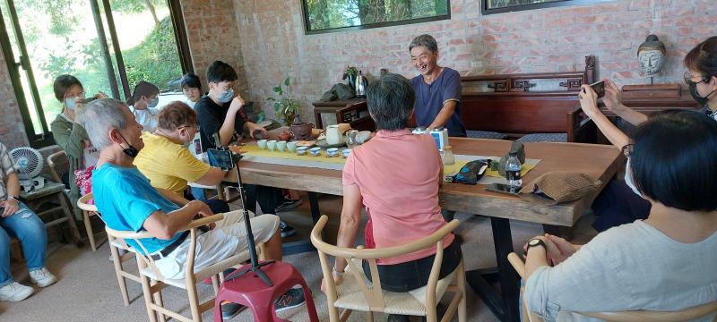有機茶園主人李宗烈先生跟學員介紹石門種植茶葉的歷史