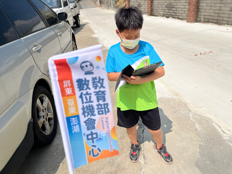 學生操作平板研究如何使用臉書。