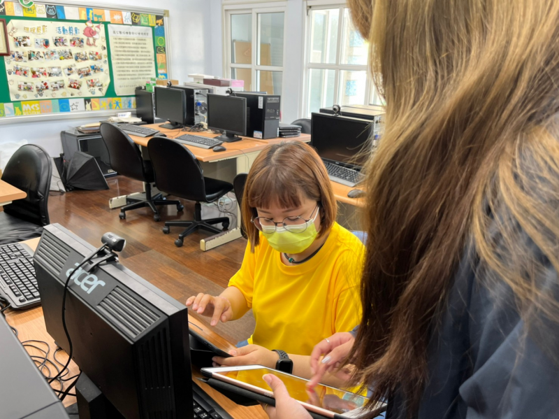 看學員實際操作並進行講解