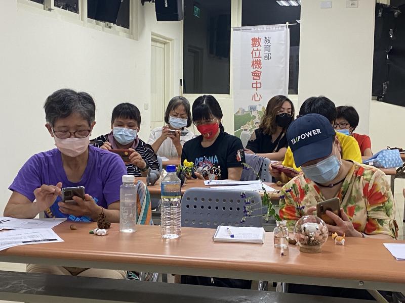 學員們在室內進行拍攝練習