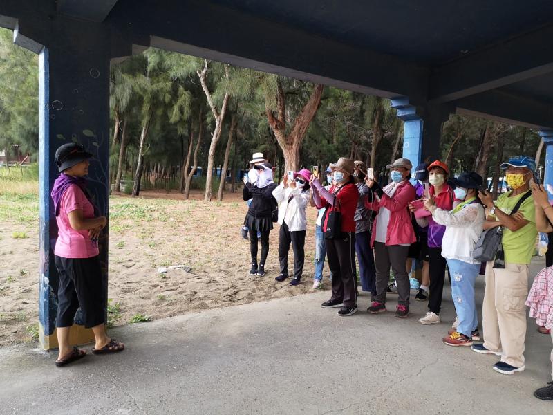 學員們在老師指導下練習拍攝