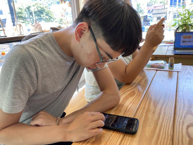 手機剪輯工具，功能多元強大但影格偏小，編輯相對辛苦其操作更需專注。