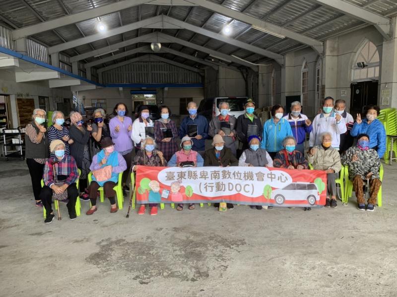 長輩們開心的拿著屬於自己的作品大合照