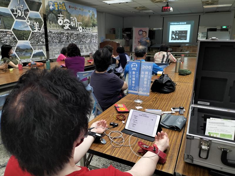 學員試用數位健康雲設備