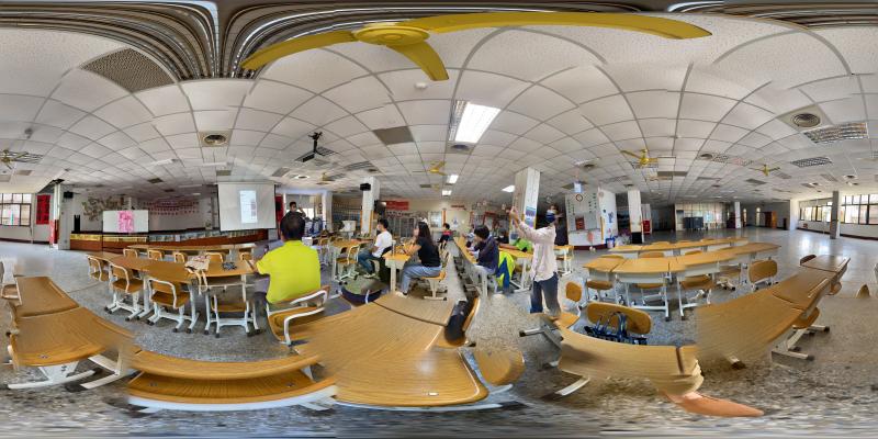 專注與好學的學員，透過數位學習，協力用360度相機拍攝上課情形。