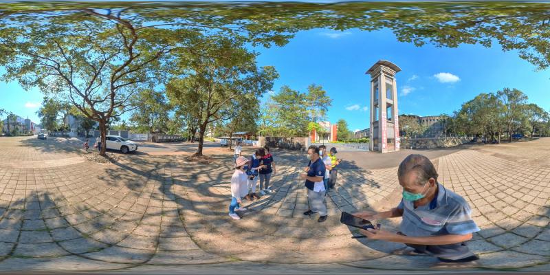 莊慶章學員在魚池國小用360度相機拍攝360度的校園大門。