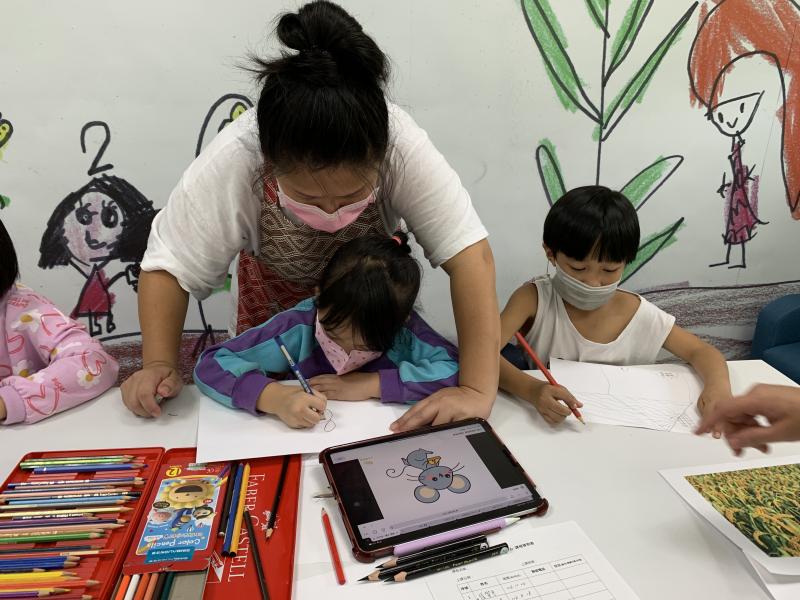 親子共同創作繪本，孩子繪圖家長負責用手機平板找素材提供給孩子發揮