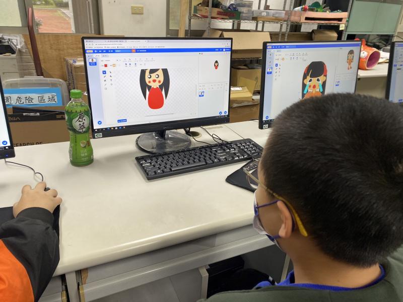 學員正在使用Scratch程式設定動畫角色