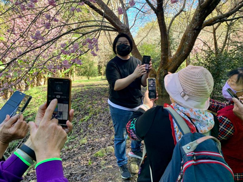 我們來到草嶺賞櫻區-舉辦一場智慧行動GO 教旅客使用Google智慧鏡頭，透過智慧鏡頭查到的訊息，了解到櫻花品種及特性