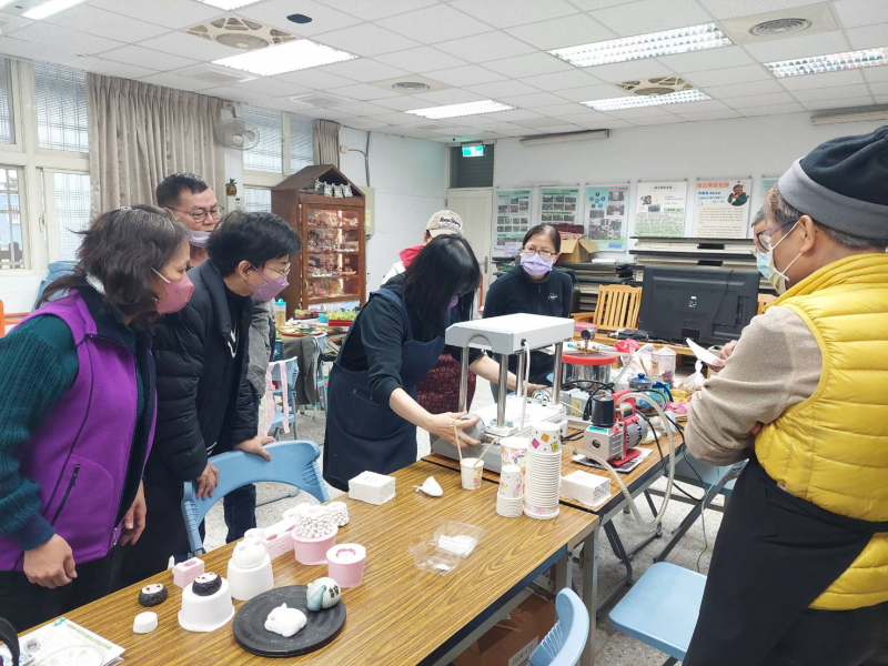 講師示範翻模設備的操作