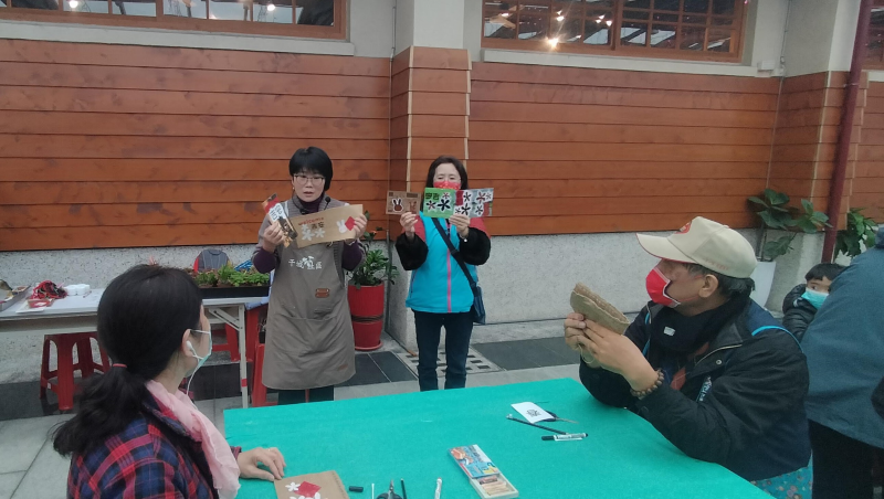 講師講解雷雕字圖卡