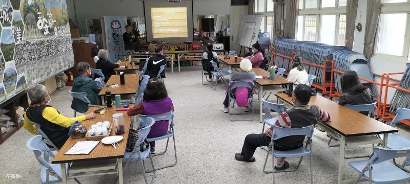 學員認真的聽講中