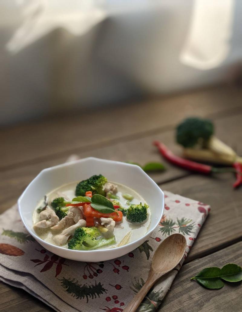 泰式綠咖哩，利用對焦及格線功能、90°拍攝出頂級的食材，讓人食指大動。