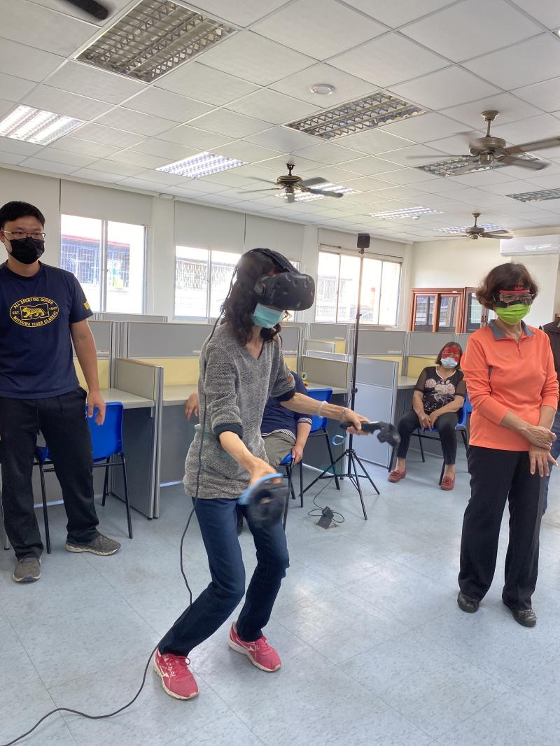 學員透過專業設備體驗VR帶來的科技衝擊