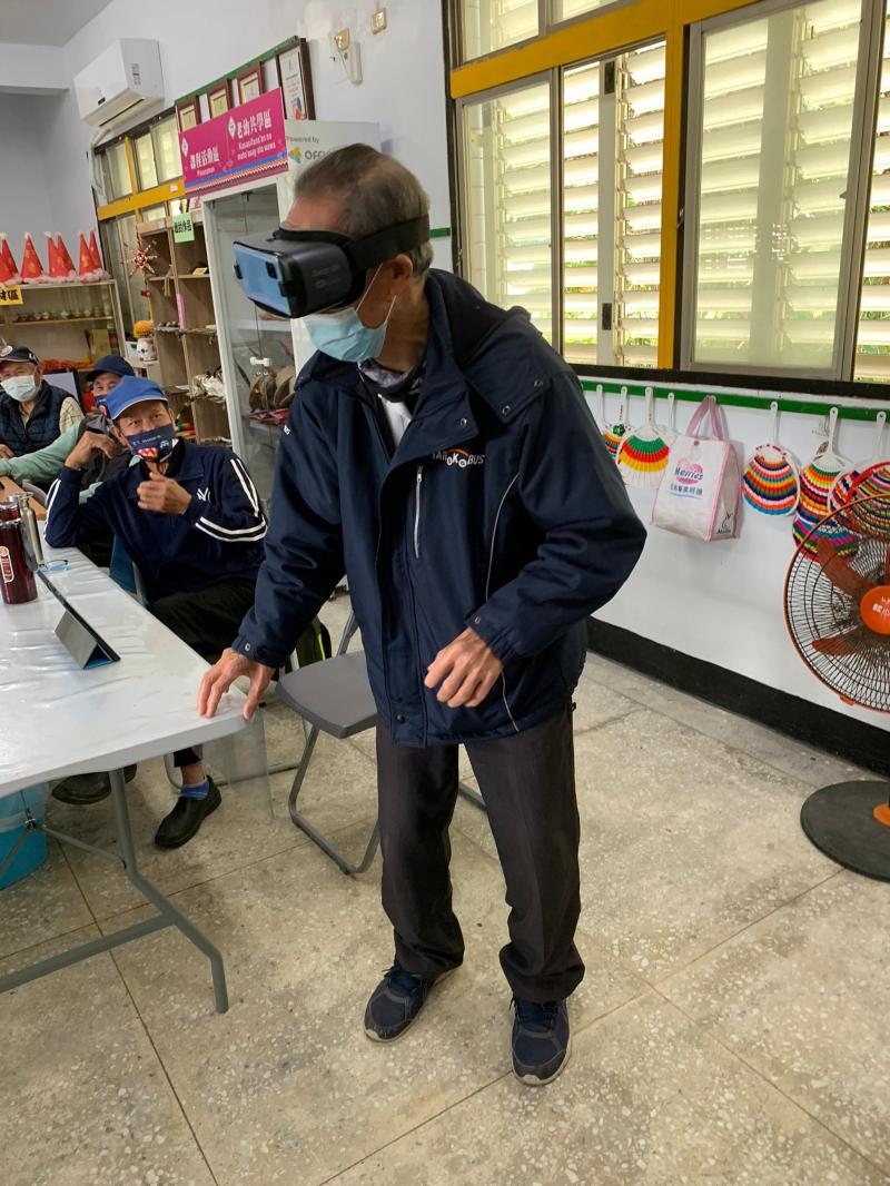 長輩們載著VR眼鏡像置身在虛擬世界中