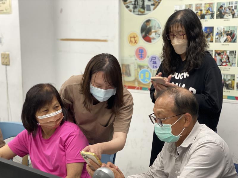 註冊登入ChatGPT時，信箱帳號密碼是學員最大的困難，逐一相互協助完成登入。