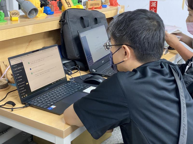 資訊能力好的學員，開始自己摸索，與ChatGPT聊天互動。