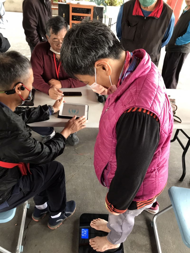 講師使用健康雲體脂儀為學員量測中